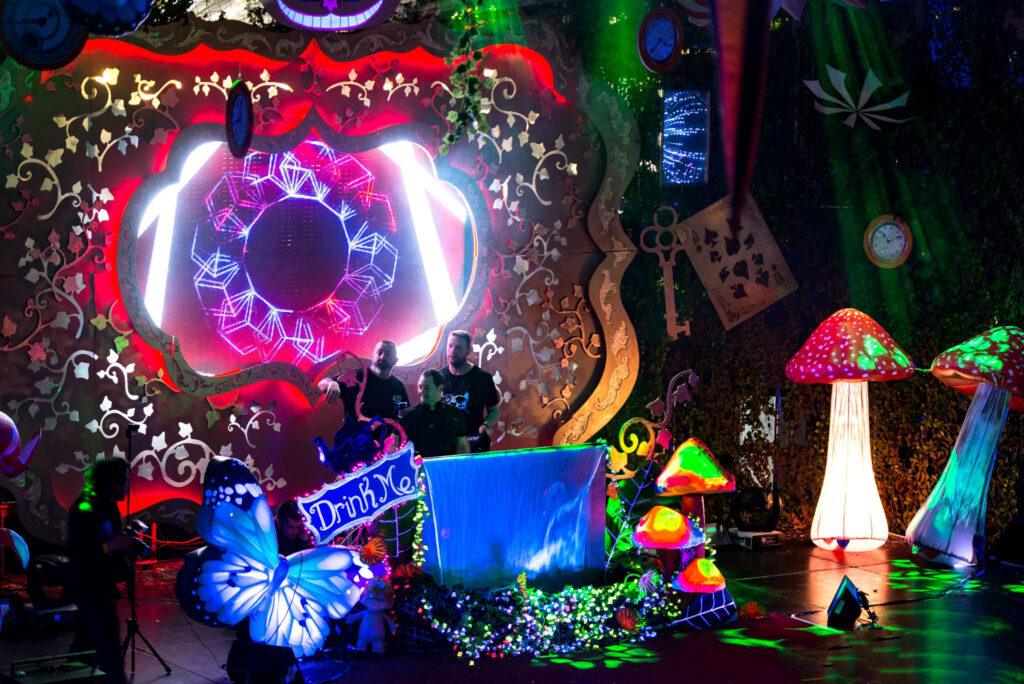 Alice in wonderland event decor (19)
