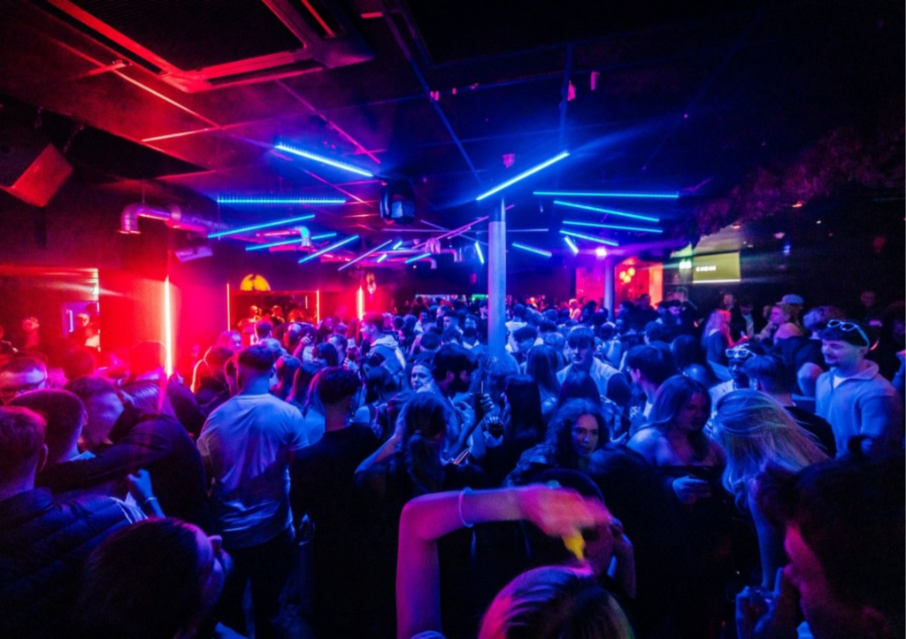 Diseño interior de la discoteca Club Chemistry, obra de Visual Architects