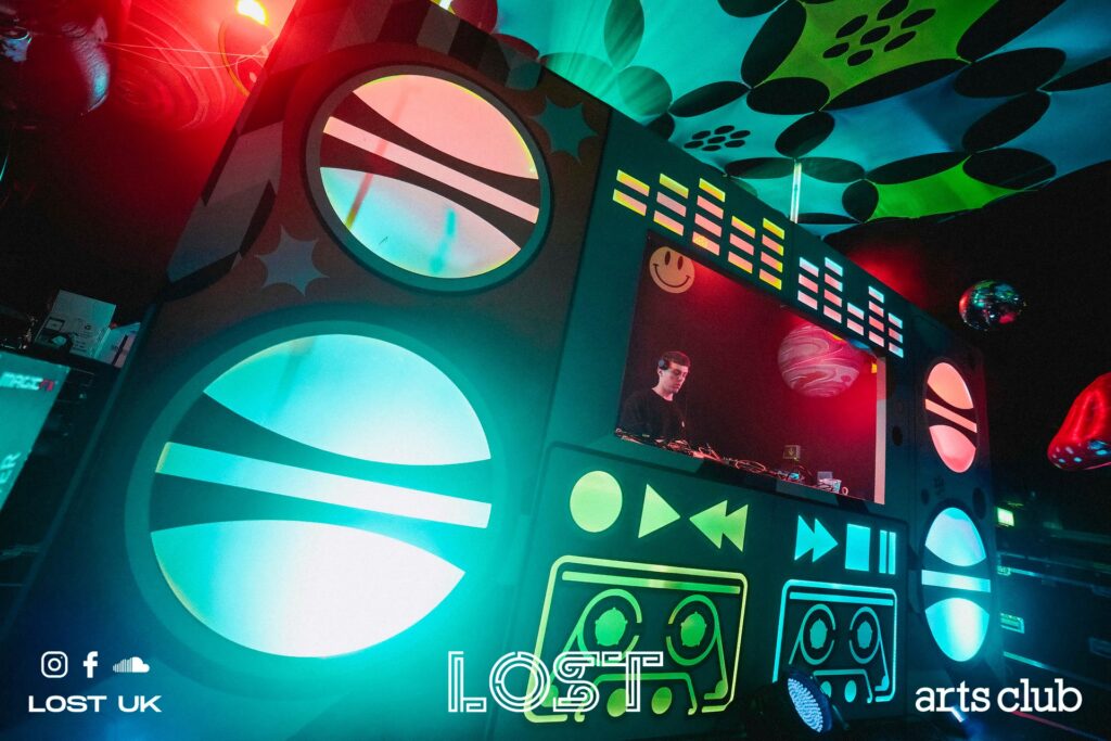 Decoración para un evento de discoteca retro con luces de neón (12)