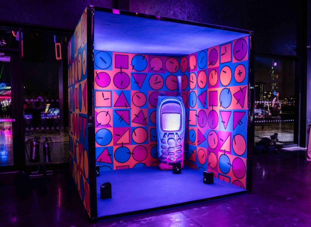 Decoración para un evento de discoteca retro con luces de neón (5)
